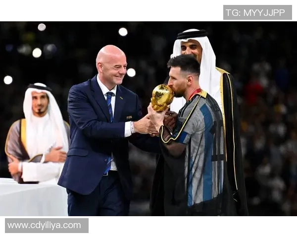 足球明星化身老年人搞笑视频引发热议展现幽默与温情的完美结合